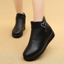 Lade das Bild in den Galerie-Viewer, Lovely - Pelzgefütterte Winterstiefel mit Herz
