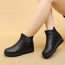 Lade das Bild in den Galerie-Viewer, Lovely - Pelzgefütterte Winterstiefel mit Herz
