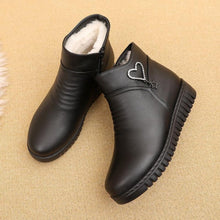 Lade das Bild in den Galerie-Viewer, Lovely - Pelzgefütterte Winterstiefel mit Herz
