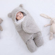 Lade das Bild in den Galerie-Viewer, Baby-Einschlagdecke - kuschelige Puckdecke zum Einwickeln
