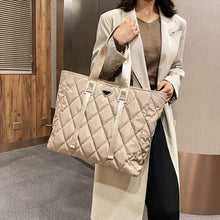 Lade das Bild in den Galerie-Viewer, Carina - Große Shopper-Tasche
