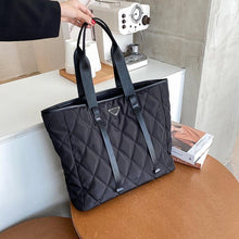 Lade das Bild in den Galerie-Viewer, Carina - Große Shopper-Tasche
