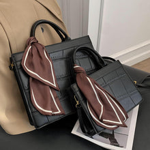 Lade das Bild in den Galerie-Viewer, Clu - Elegante und klassische Handtasche
