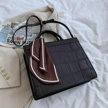 Lade das Bild in den Galerie-Viewer, Clu - Elegante und klassische Handtasche
