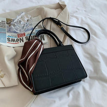 Lade das Bild in den Galerie-Viewer, Clu - Elegante und klassische Handtasche
