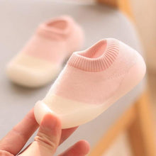 Lade das Bild in den Galerie-Viewer, Babyschuhe &quot;Walky&quot; - Kinder Hausschuhe - rutschfeste, leichte, atmungsaktive Lauflernschuhe und Hüttenschuhe
