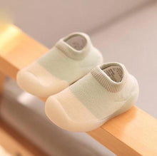 Lade das Bild in den Galerie-Viewer, Babyschuhe &quot;Walky&quot; - Kinder Hausschuhe - rutschfeste, leichte, atmungsaktive Lauflernschuhe und Hüttenschuhe
