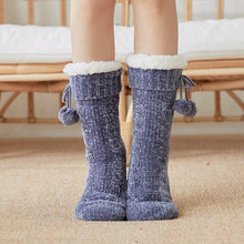Lade das Bild in den Galerie-Viewer, Kuschelige Bodensocken

