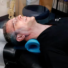 Lade das Bild in den Galerie-Viewer, Nacken-und Schulter-Relaxer,tragbares zervikales Traktionsgerät,Nackendehner,Nackenhaltungskorrektur,Chiropraktik-Kissen zur Linderung von Kiefergelenksschmerzen
