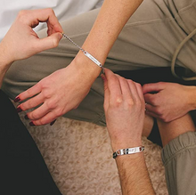 Lade das Bild in den Galerie-Viewer, silber partnerarmband pärchenarmband mit gravur 2
