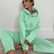 Lade das Bild in den Galerie-Viewer, Streetero – ein stylishes Set mit Pulli &amp; Jogger
