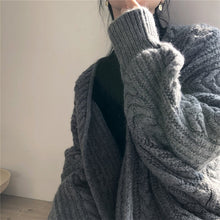 Lade das Bild in den Galerie-Viewer, Astrid™ - Kuschelig bequeme Strickjacke
