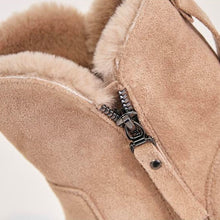 Lade das Bild in den Galerie-Viewer, Wolf Boots - Warm und bequem
