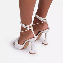 Lade das Bild in den Galerie-Viewer, WOLF Lässige Riemen-High Heels
