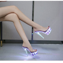Lade das Bild in den Galerie-Viewer, WOLF Leuchtende High Heels
